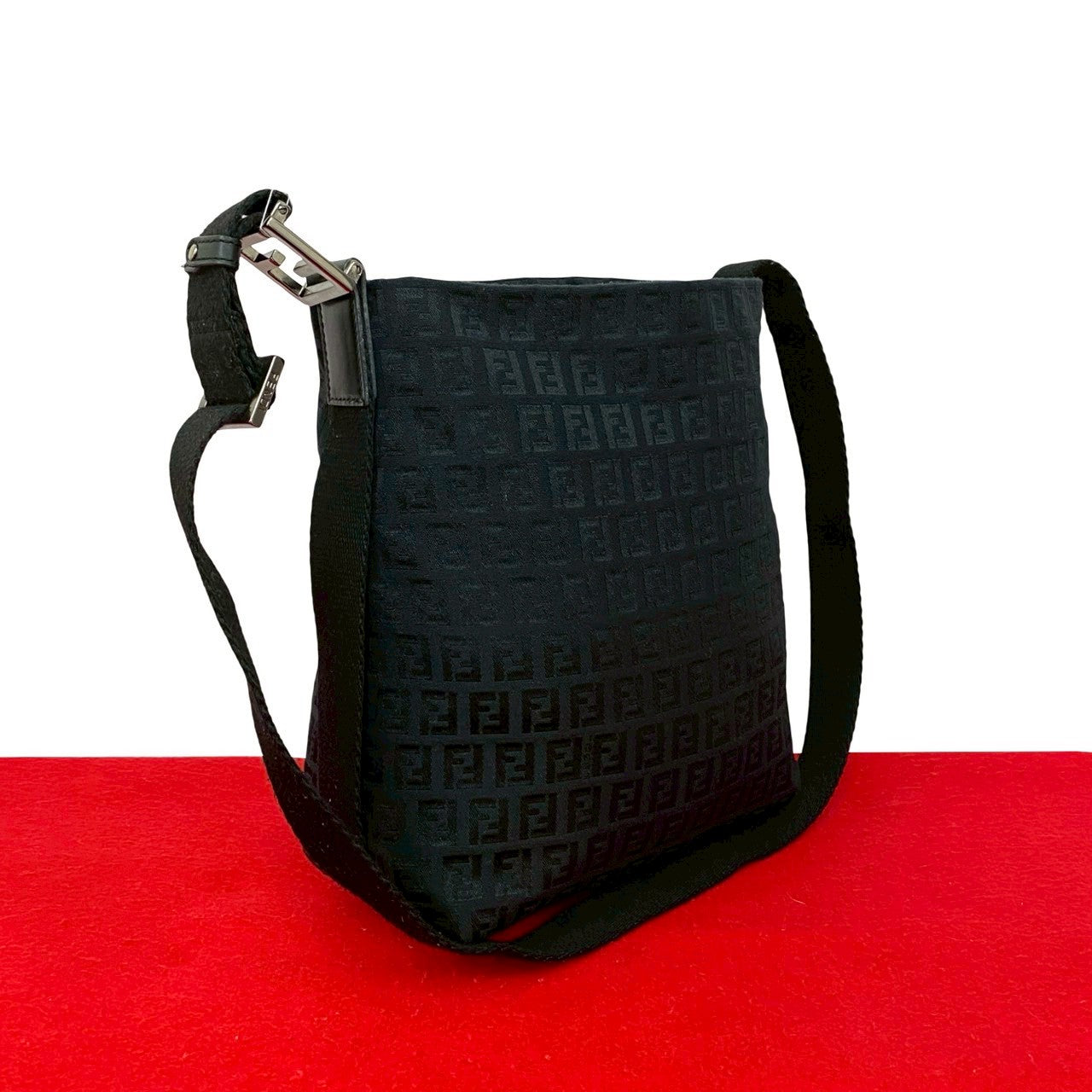 フェンディ　ショルダーバッグ　本物 FENDI フェンディ ショルダーバッグ – Trip