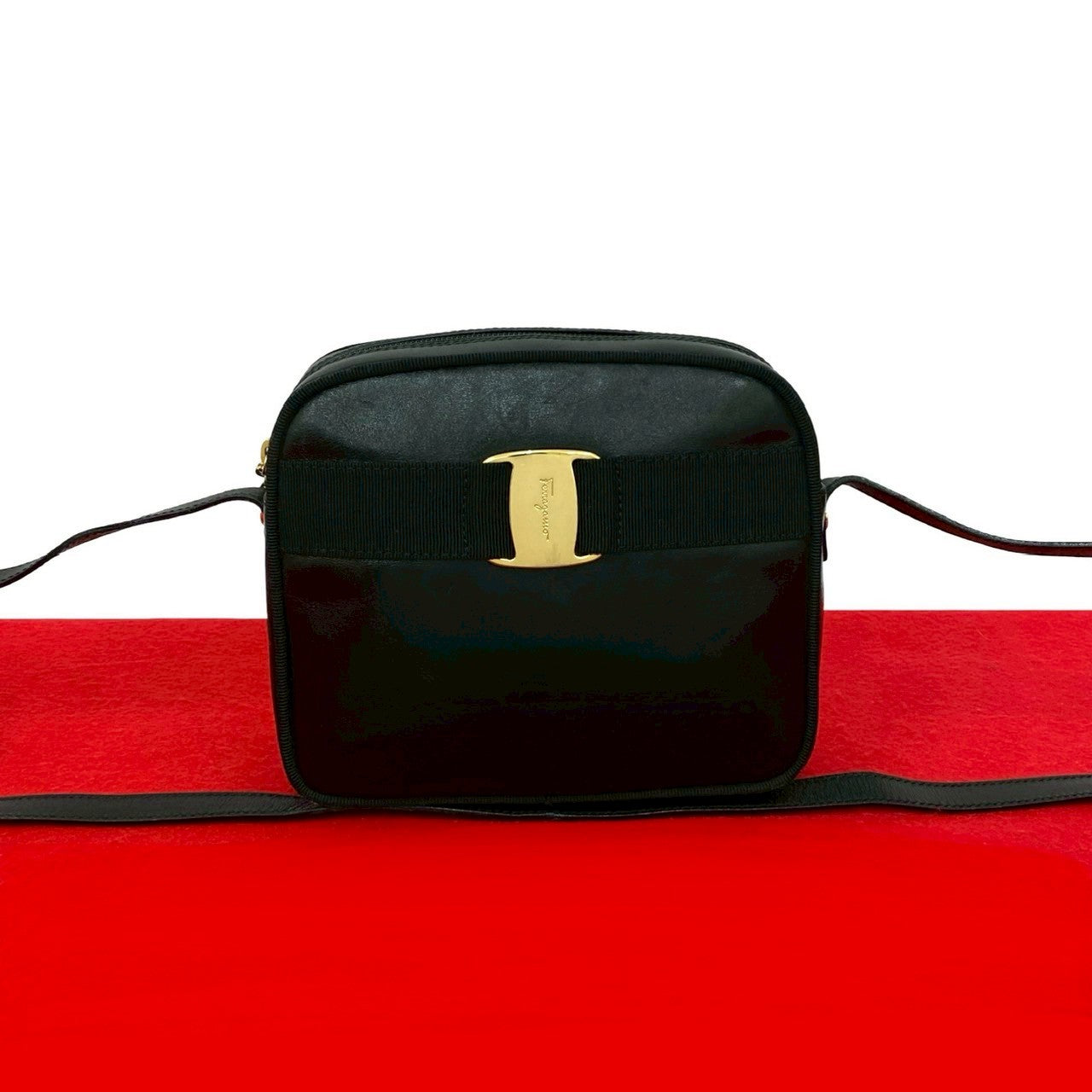 希少【Salvatore Ferragamo】ショルダーバッグ　羽 Salvatore Ferragamo サルヴァトーレフェラガモ (Vintage) ショルダー