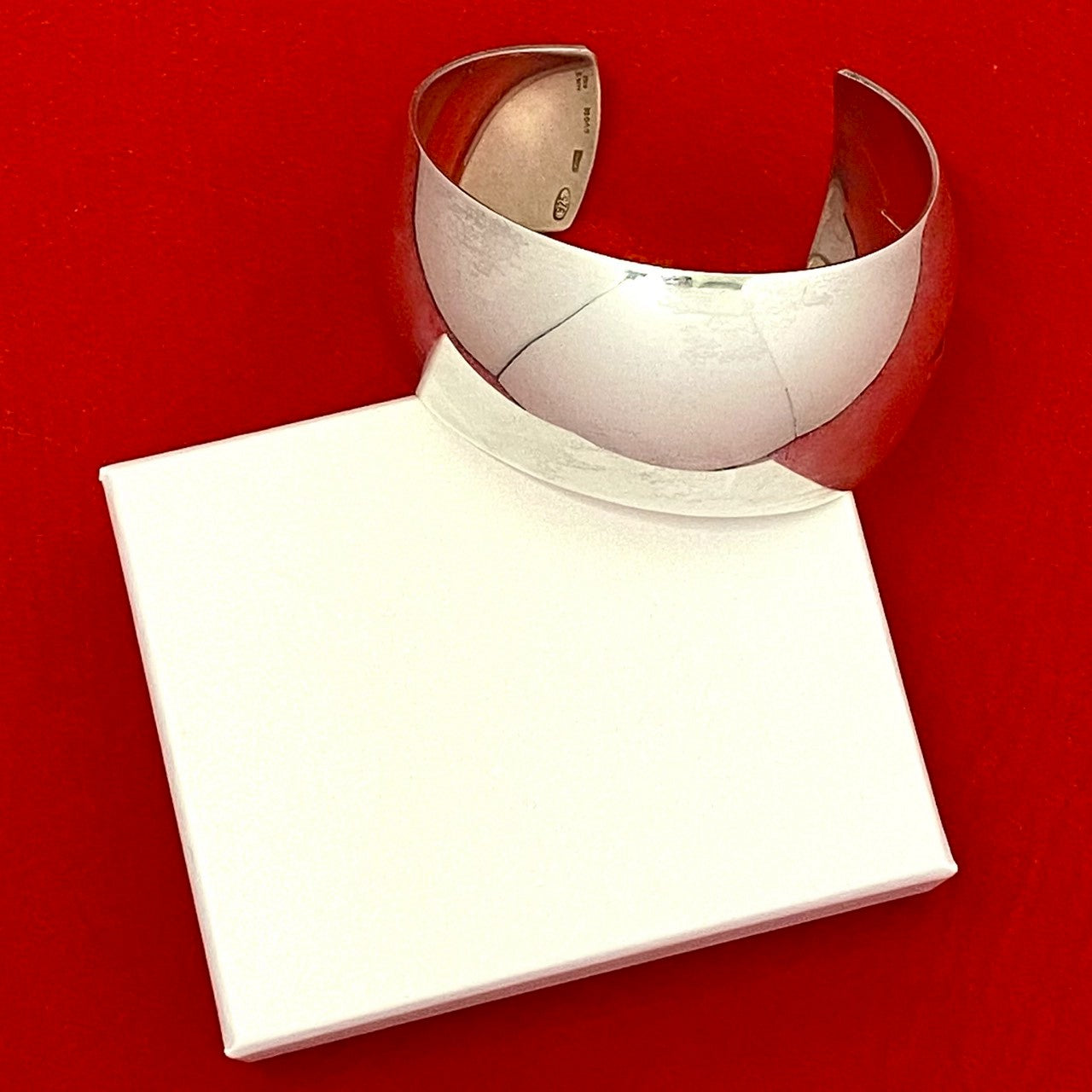 GUCCI カットアウト ワイドカフ – Trip