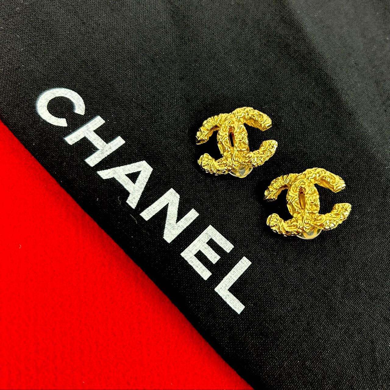 CHANEL シャネル (Vintage) ココマーク 溶岩 モチーフ イヤリング – Trip