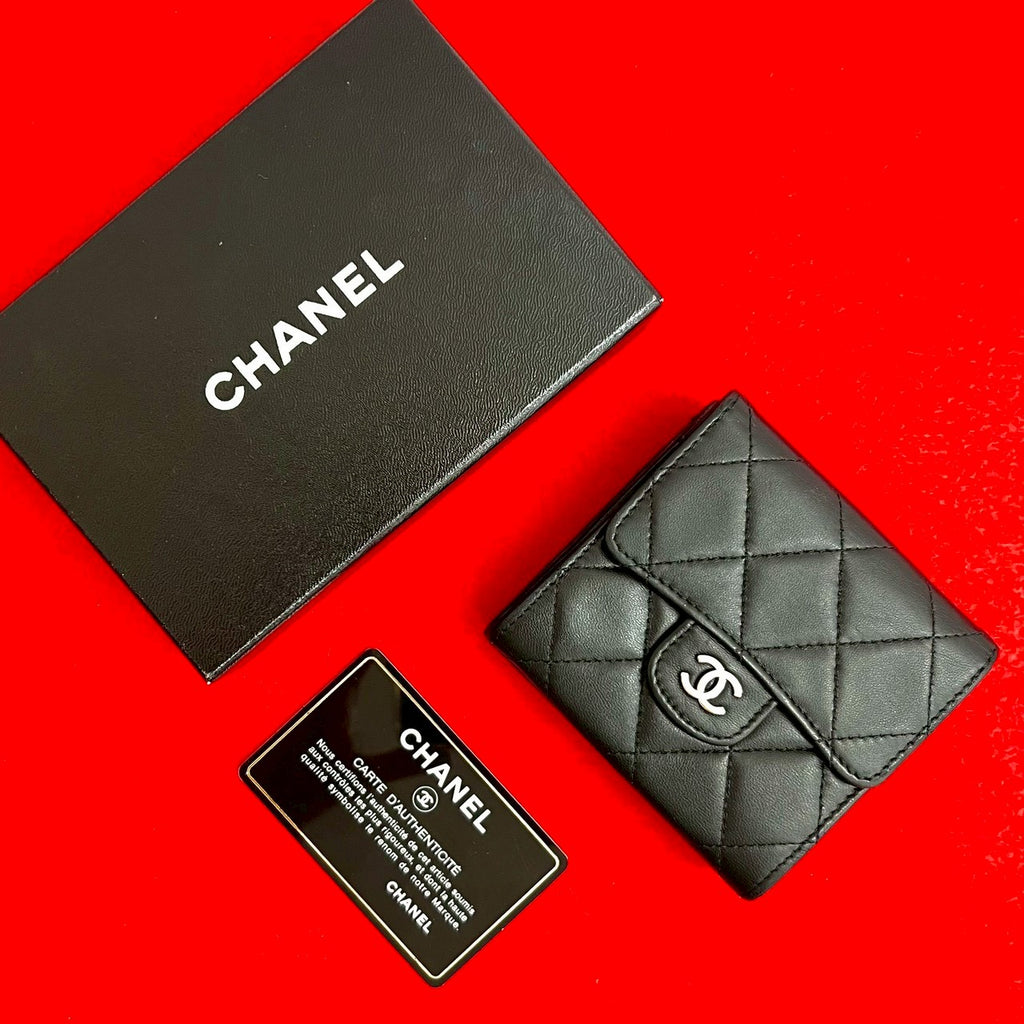 CHANELの二つ折り財布 マット風の大人デザイン】CHANEL☆二つ折り畳み財布 (CHANEL