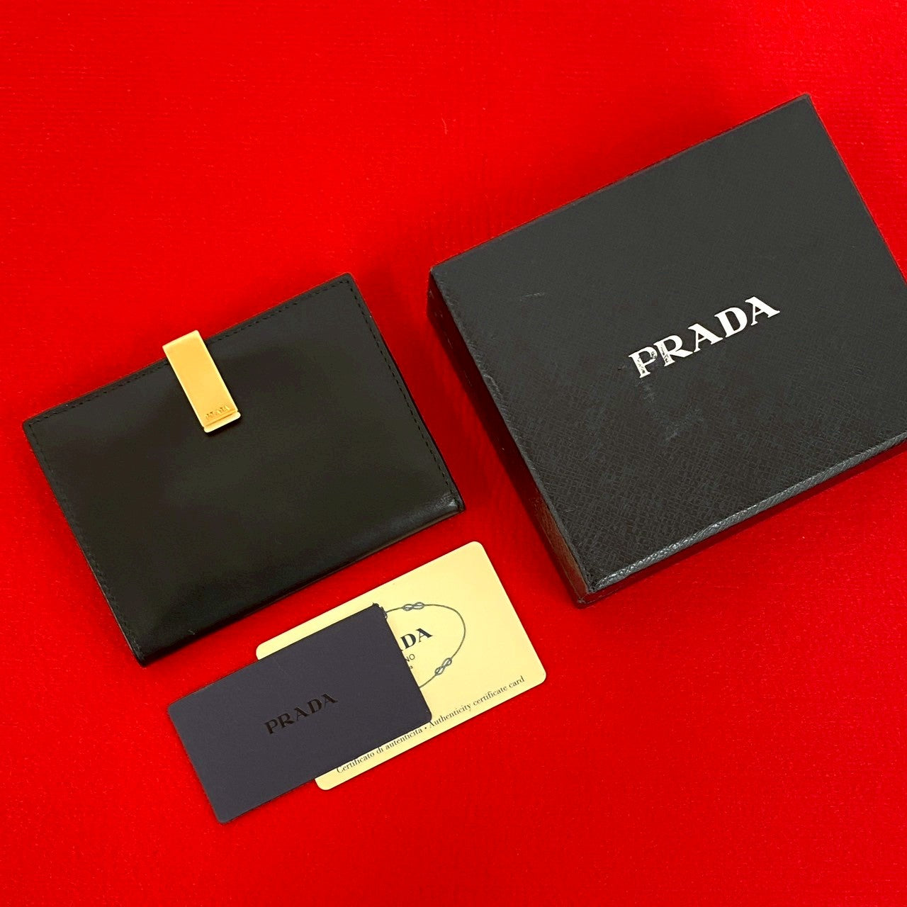 PRADA プラダ 二つ折り財布 – Trip