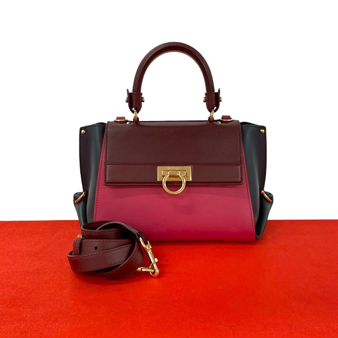 Salvatore Ferragamo サルヴァトーレフェラガモ ソフィア ショルダー