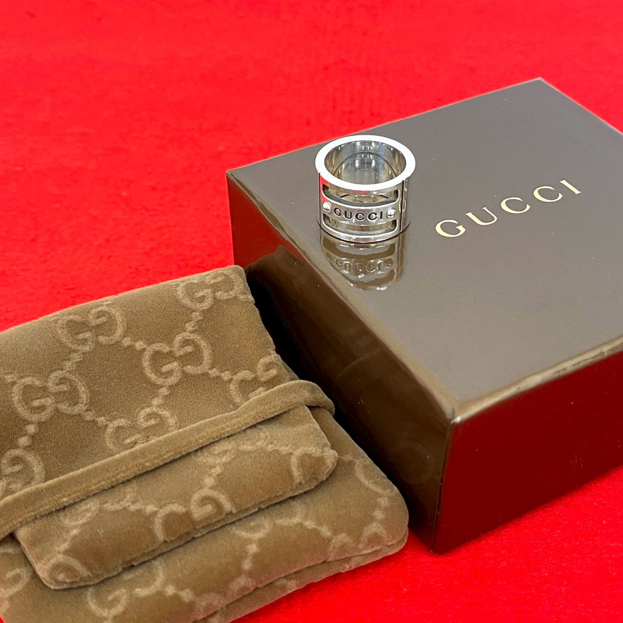 GUCCI グッチ ロゴ ビス リング 指輪 – Trip